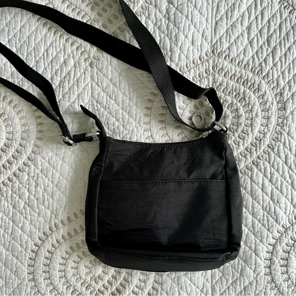 Baggallini black zip pocket crossbody bag - like new! - Picture 2 of 7
